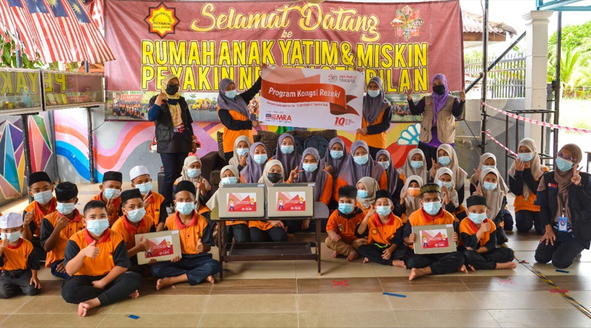 Rumah Anak Yatim & Miskin PEYAKIN di Negeri Sembilan menerima sumbangan komputer riba di bawah Program Kongsi Rezeki dengan kerjasama MRA. - Gambar AIA PUBLIC Takaful