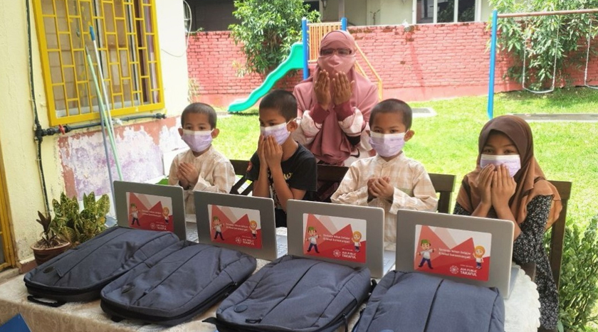 Sumbangan komputer riba baharu untuk kelancaran sesi pengajaran dan pembelajaran dalam talian. - Gambar AIA PUBLIC Takaful