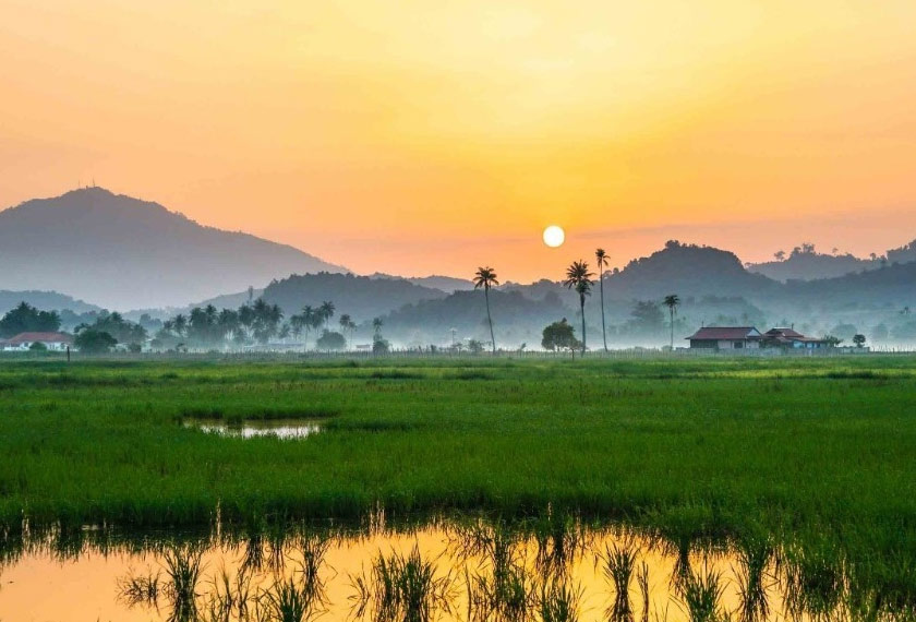 Anda boleh juga berhenti seketika di warung milik masyarakat tempat bagi menikmati sajian lokal di kawasan tersebut.