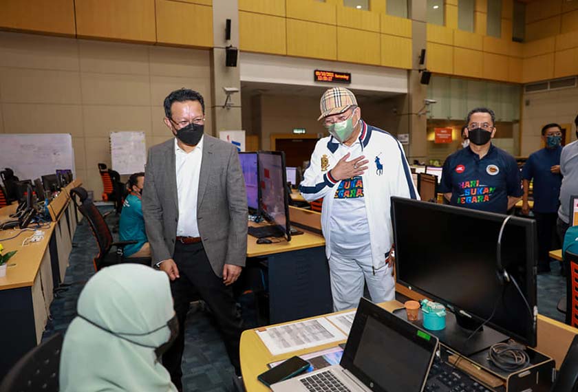 Annuar Musa beramah mesra dengan para petugas sambil diiringi oleh Ketua Pegawai Eksekutif Kumpulan, TM Imri Mokhtar,(memakai kot kelabu) semasa sesi lawatan ke Pusat Operasi Rangkaian TM di Cyberjaya awal hari ini.