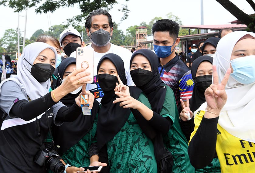 Menteri Kesihatan Khairy Jamaluddin Abu Bakar (tengah) ketika hadir merasmikan HSN peringkat Negeri Sembilan di Kompleks Belia dan Sukan Paroi, Seremban, 9 Okt, 2021. --fotoBERNAMA