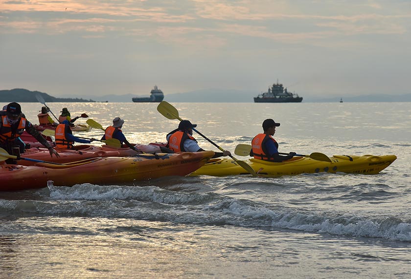 Para peserta aktiviti berkayak sempena pelancaran Hari Sukan Negara 2021 peringkat Wilayah Persekutuan Labuan, di Kompleks Sukan Laut Antarabangsa Labuan, 9 Okt, 2021. --fotoBERNAMA