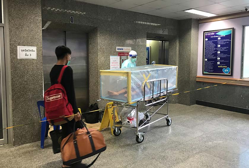 Petugas kesihatan memakai PPE membawa pesakit COVID-19 bagi ditempatkan di bilik khas agar menerima rawatan yang selesa di sisi keluarganya di Hospital Siroros, Yala, selatan Thailand. --fotoBERNAMA