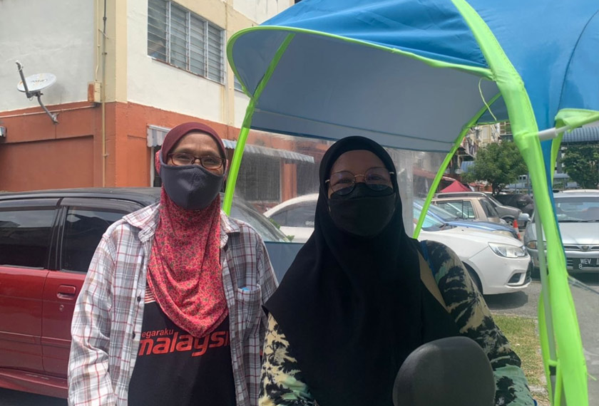 Harlina (kanan) dan penghuni di Pangsapuri Sri Negeri Sembilan membuat persiapan susulan gangguan air berjadual di Lembah Klang