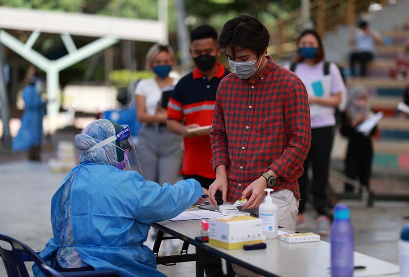 Penuntut diminta membuat saringan kendiri COVID-19 sebelum memasuki kolej kediaman. 