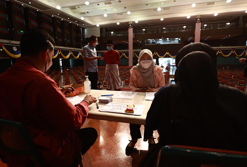 Antara penuntut UM yang mendaftar semasa hari pertama. 