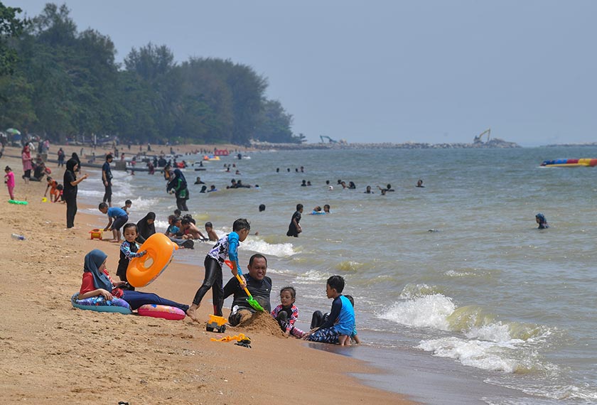 Pengunjung dari dalam dan luar negeri bersama-sama menikmati cuti hujung minggu dengan beriadah bersama ahli keluarga dan rakan-rakan di Pantai Pengakalan Balak, Alor Gajah, 16 Okt, 2021. --fotoBERNAMA