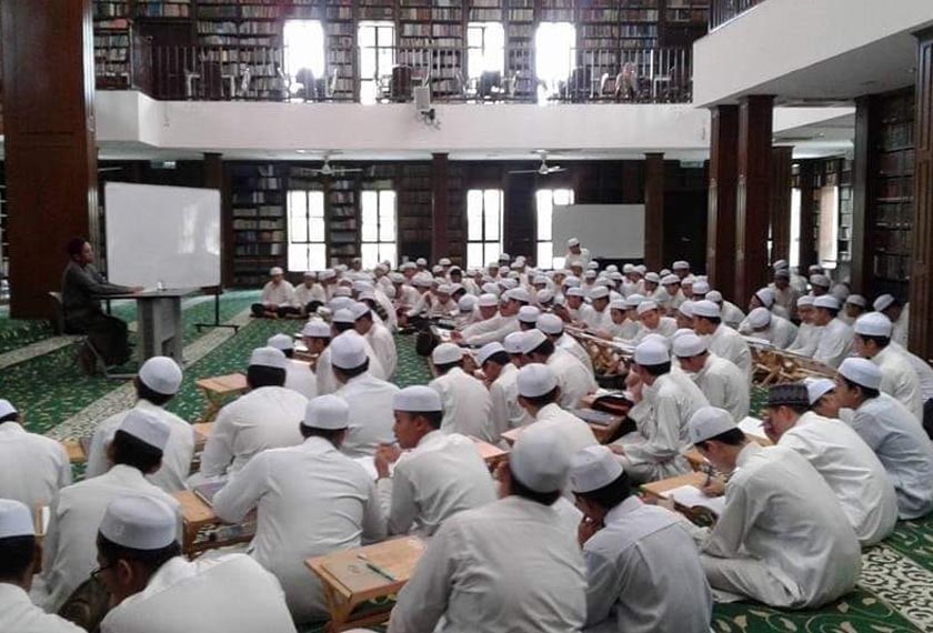 Suasana pengajian ilmu di dalam maktabah (perpustakaan) yang terdapat di As Sofa.