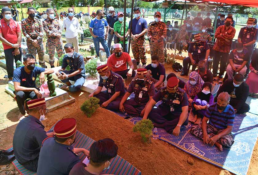 Jenazah Allahyarham Mohd Diya selamat dikebumikan di Tanah Perkuburan Masjid An-Nur, Krubong pagi ini. --fotoBERNAMA
