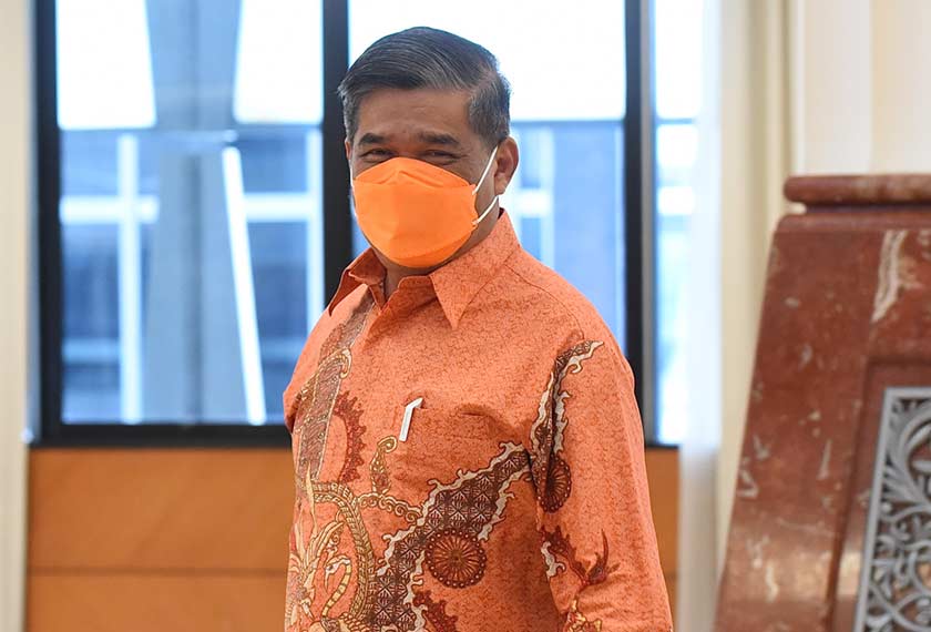 Presiden Parti Amanah Negara, Mohamad Sabu juga berkemeja batik ketika hadir ke Parlimen hari ini. - Foto Jabatan Penerangan Malaysia