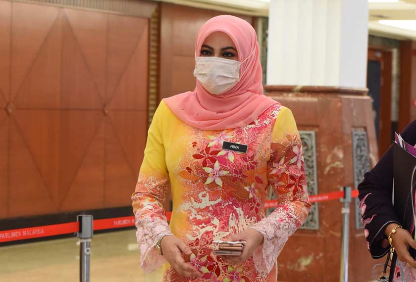 Menteri Pembangunan Wanita, Keluarga dan Masyarakat (KPWKM), Datuk Seri Rina Harun berkurung batik ketika hadir ke Parlimen hari ini. - Foto Jabatan Penerangan Malaysia