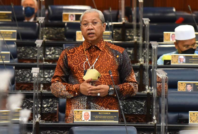 Menteri Komunikasi dan Multimedia (KKMM), Tan Sri Annuar Musa berkemeja batik di Dewan Rakyat hari ini. - Foto Jabatan Penerangan Malaysia