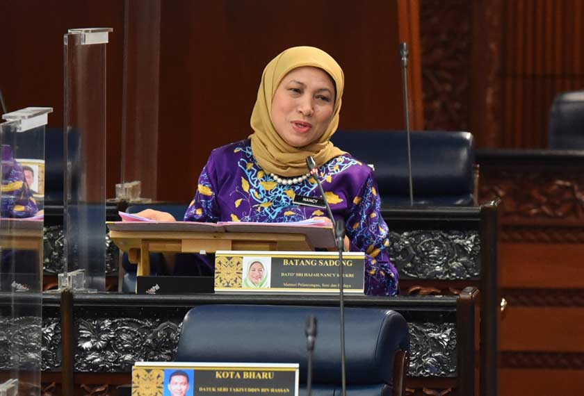 Menteri Pelancongan, Seni dan Budaya, Datuk Seri Nancy Syukri berbaju kurung batik. - Foto Jabatan Penerangan Malaysia