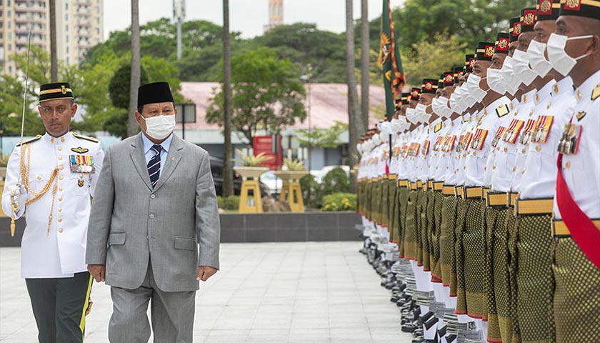 Probowo Subianto memeriksa barisan kehormat Rejimen Askar Melayu Diraja (RAMD) sempena lawatan kerja ke Wisma Pertahanan, Kuala Lumpur pada Khamis. – Gambar Astro AWANI / SHAHIR OMAR