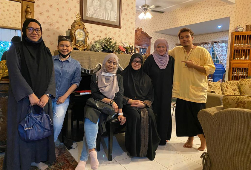 Hasmah Hassan atau Kak Intan (tiga dari kanan) bersama Amen Khalid menerima kunjungan Opie Sofia (dua dari kanan) serta (dari kiri) Maliah Surip, Wanda Idris dan Tengku Suzana Raja Hamat baru-baru ini. 