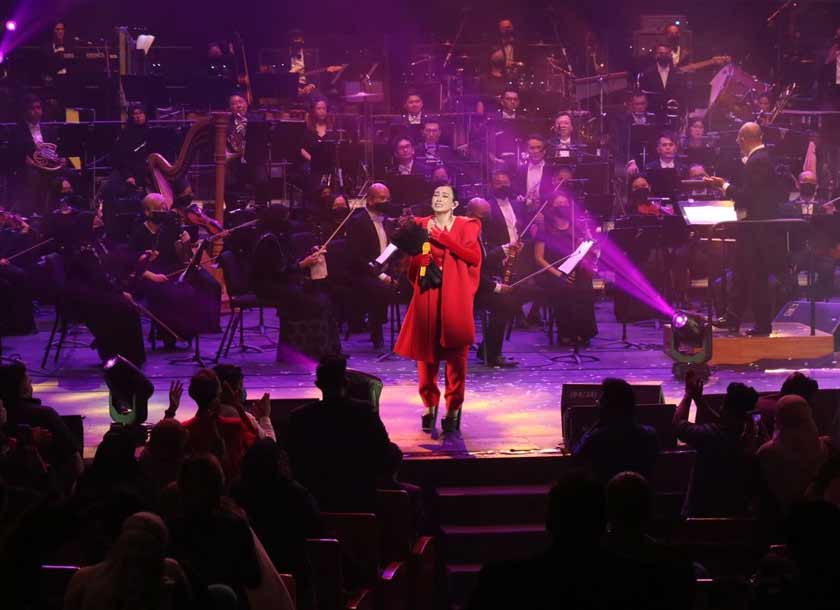 Misha tidak dapat menahan rasa sebak sejurus konsert malam itu sampai ke penghujungnya. - Foto: HazelNatwork Studio