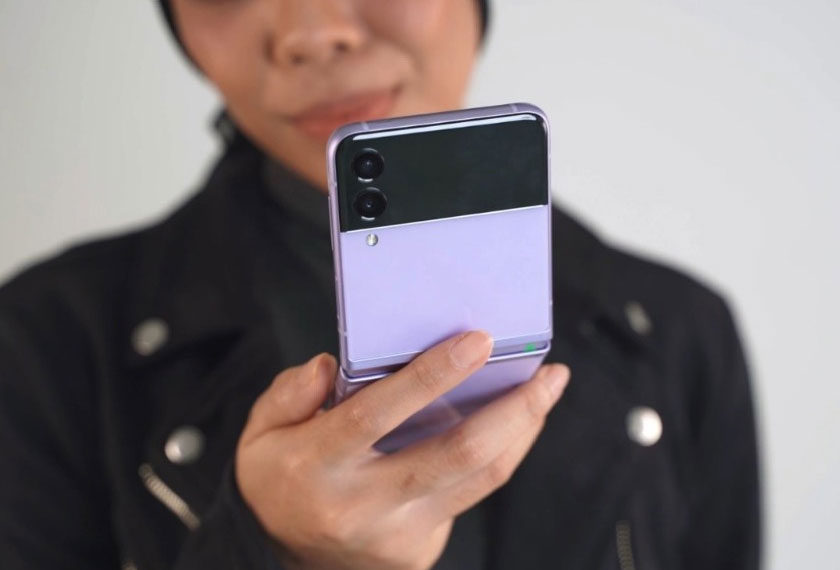 Dengan ciri Flex Mode, pengguna boleh merakam gambar dan video dengan hanya pada skrin penutup menggunakan ciri quick shot.