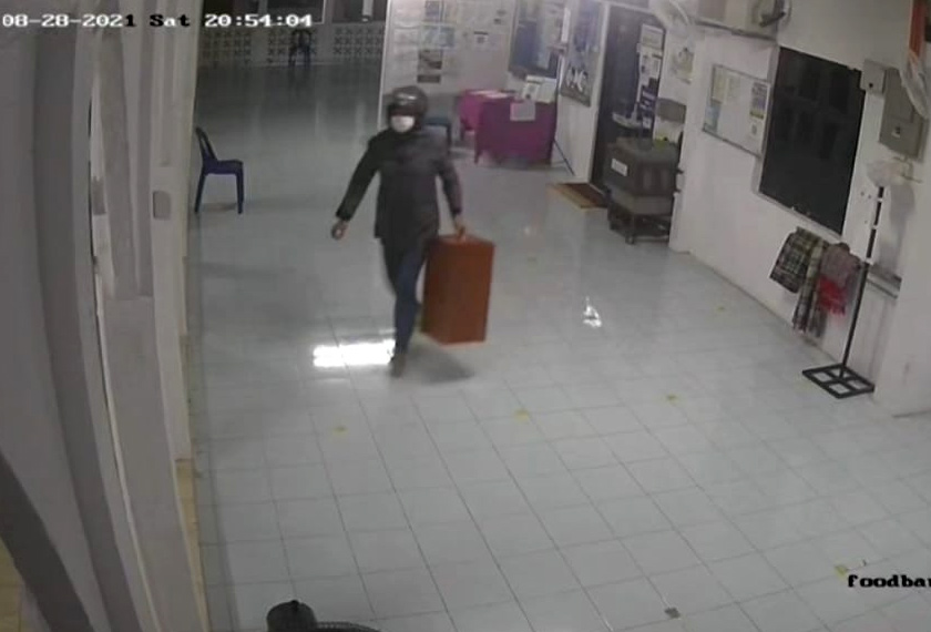 Perbuatan tertuduh berjaya dirakam menerusi kamera litar tertutup (CCTV) masjid berkenaan. - Foto Astro AWANI