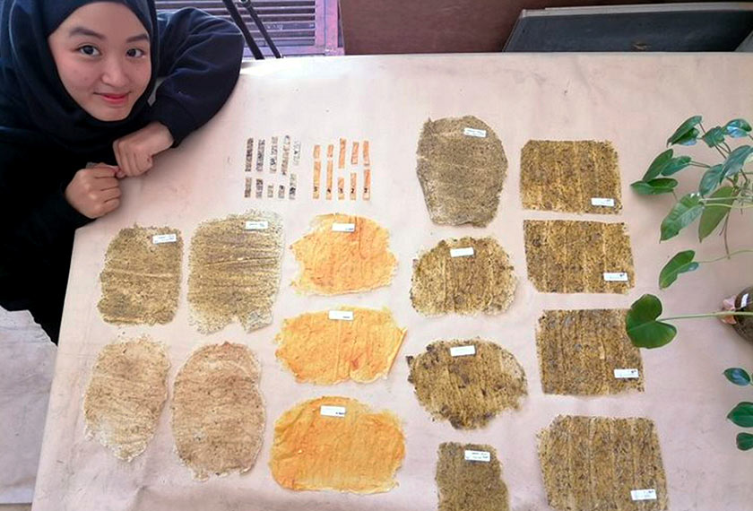 Menlin Ng bersama material 'bio-leather' ciptaannya yang diperbuat sepenuhnya daripada bahan semula jadi. --fotoBERNAMA