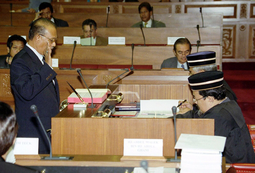 Allahyarham Gapar Gurrohu sewaktu mengangkat sumpah jawatan sebagai Timbalan Yang di-Pertua Dewan Negara pada 2001. - Gambar fail/BERNAMA