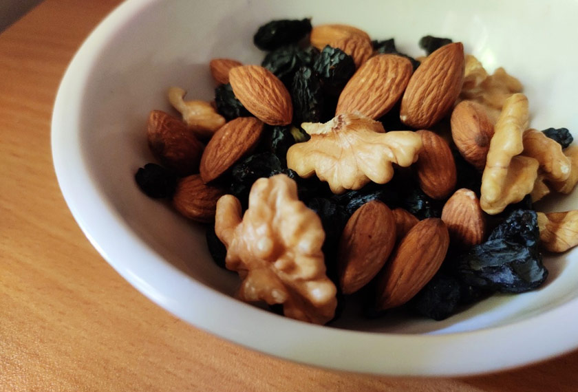 Dah banyak makan, kini kita mengunyah bagi mengalihkan minda daripada teruskan meminta makanan berat.