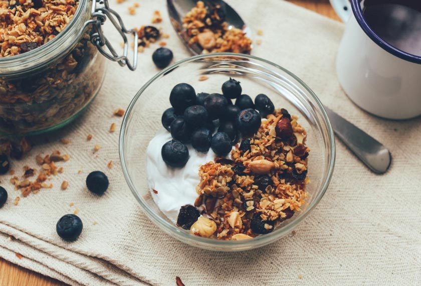 Pastikan anda memilih granola dengan jumlah gula tambahan paling sedikit dan yogurt rendah lemak.
