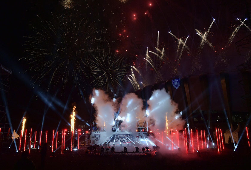 Pasukan JDT diarak menaiki bas dan sambutan bunga api di hadapan para penyokong selepas JDT dinobatkan juara Liga Super 2021 di Stadium Sultan Ibrahim, Iskandar Puteri, 12 Sept, 2021. --fotoBERNAMA