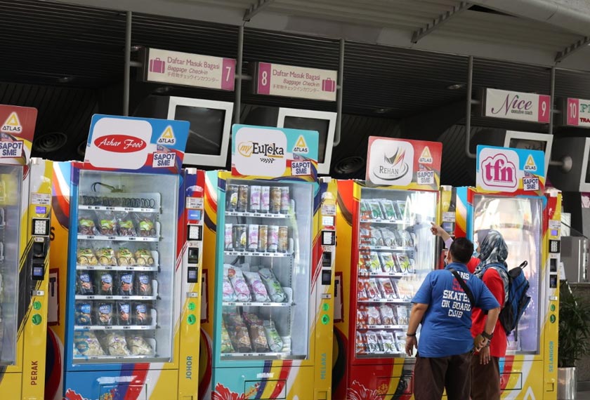 Antara pengunjung yang menggunakan perkhidmatan mesin layan diri yang tersedia di KL Sentral. - Foto ATLAS Vending