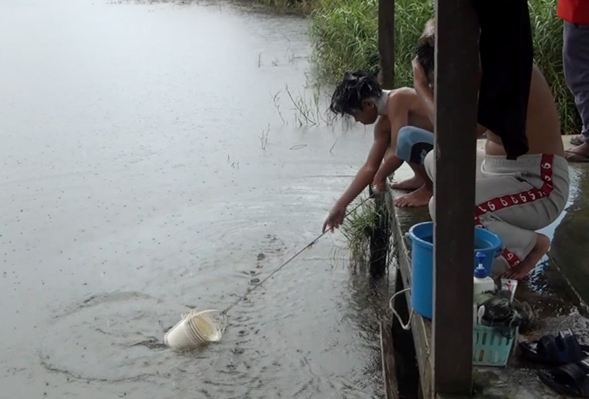 Jika ingin mandi pula, mereka akan mengambil air dari kolam berdekatan atau mandi di kolam terbabit. - Astro AWANI