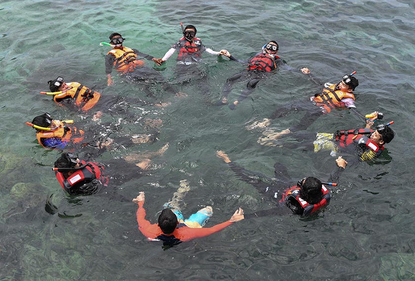 Pengunjung melakukan aktiviti snorkeling di Pulau Bidong selepas Terengganu beralih ke Fasa Tiga Pelan Pemulihan Negara bermula Jumaat lepas, Kuala Nerus, 19 Sept, 2021. --fotoBERNAMA