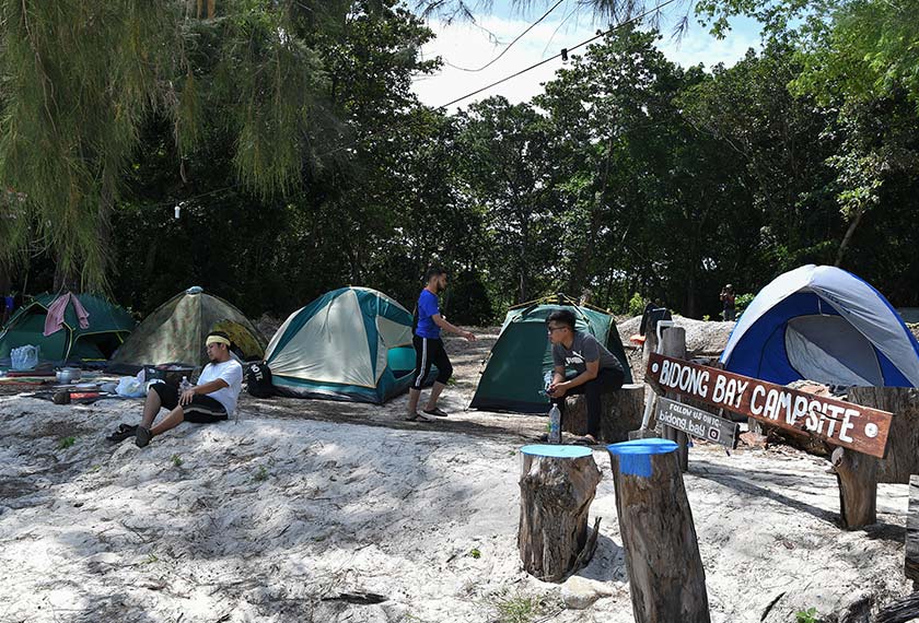 Pengunjung menyertai aktiviti perkhemahan di Pulau Bidong, Kuala Nerus, 19 Sept, 2021. --fotoBERNAMA