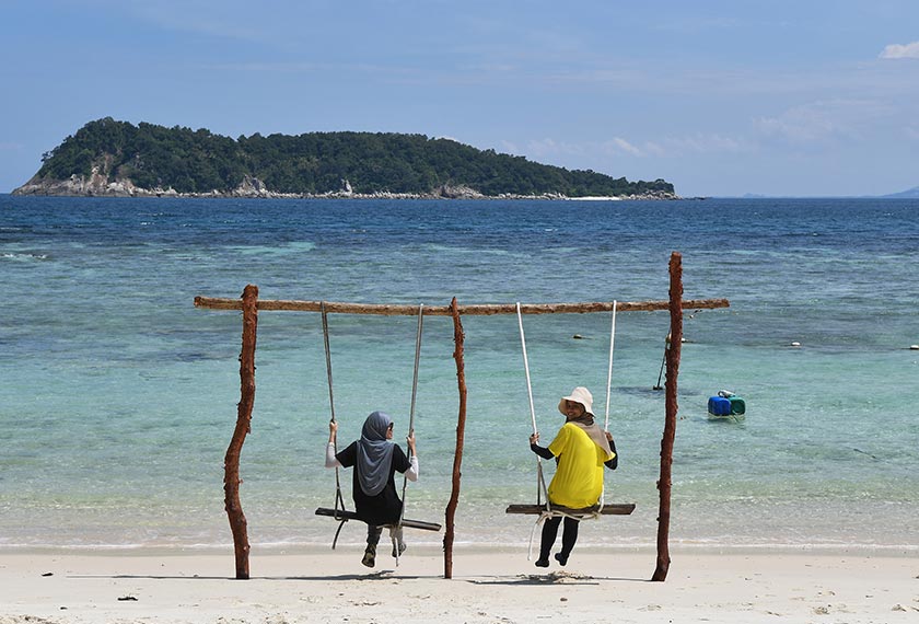 Pengunjung Sharifah Nor Hidayah Syed Hassan (kiri) dan Nurul Ain Norazuan menikmati keindahan di Pulau Bidong selepas Terengganu beralih ke Fasa Tiga Pelan Pemulihan Negara bermula Jumaat lepas, Kuala Nerus, 19 Sept, 2021. --fotoBERNAMA