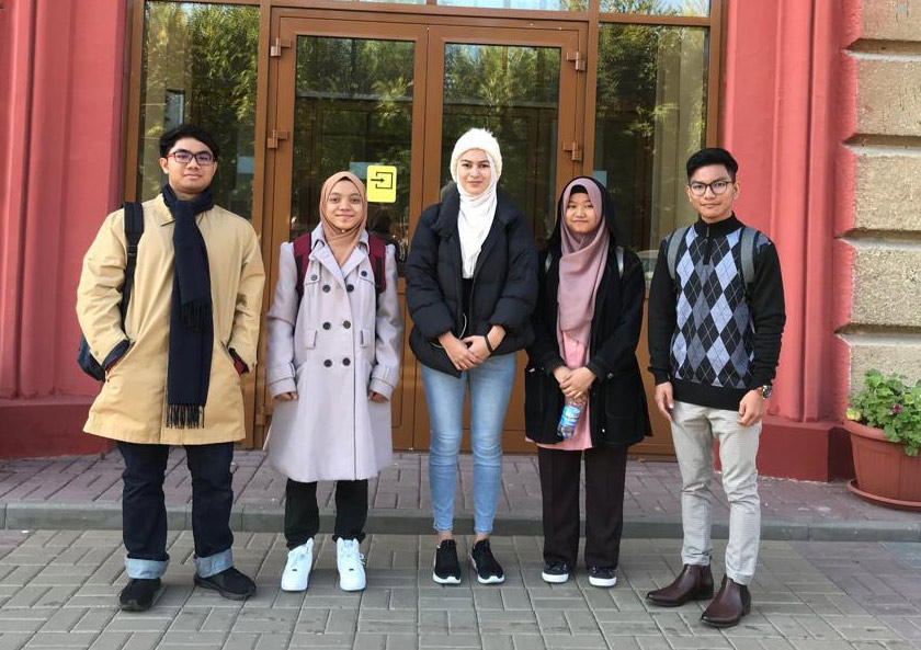 Sebahagian pelajar perubatan Volgograd State Medical University (VSMU) gembira dengan pengumuman kerajaan Rusia membuka sempadan sekaligus membolehkan mereka belajar secara bersemuka tidak lama lagi. - Gambar Astro AWANI