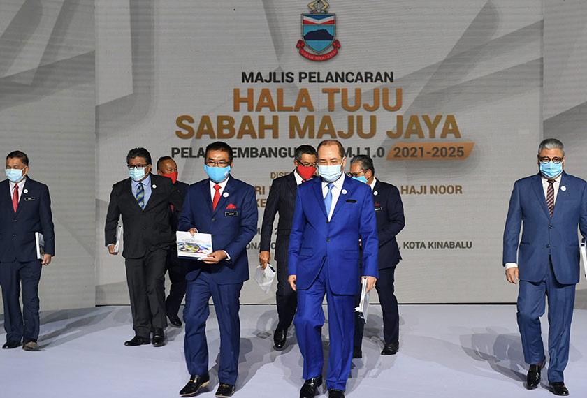 Hajiji (kanan) selepas melancarkan Hala Tuju Sabah Maju Jaya.