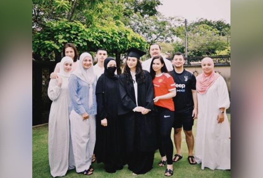 Selain kedua-dua ibu bapanya, Athisha turut diraikan adik-beradik termasuk Neelofa, Sara, Aqief, Ameera Khan dan Faliq.