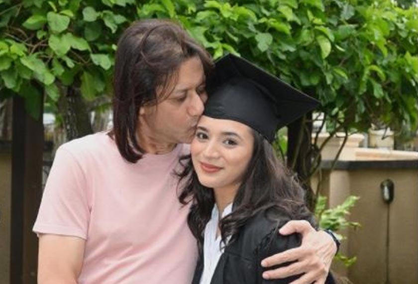 Athisha bersama bapanya, Datuk Abdul Halim Khan.