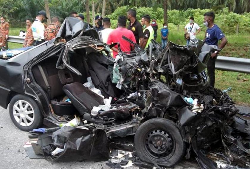 Ketika kejadian, treler berkenaan dipercayai berhenti di tepi lebuh raya. - Foto JBPM