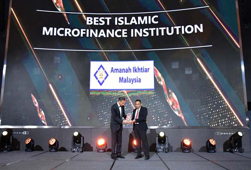 Anugerah disampaikan oleh Pengarah Urusan RED Money Group/IFN, Andrew Morgan kepada Ketua Pegawai Perundangan dan Operasi AIM, Jani Izwandy Che Jan. Foto: AIM 