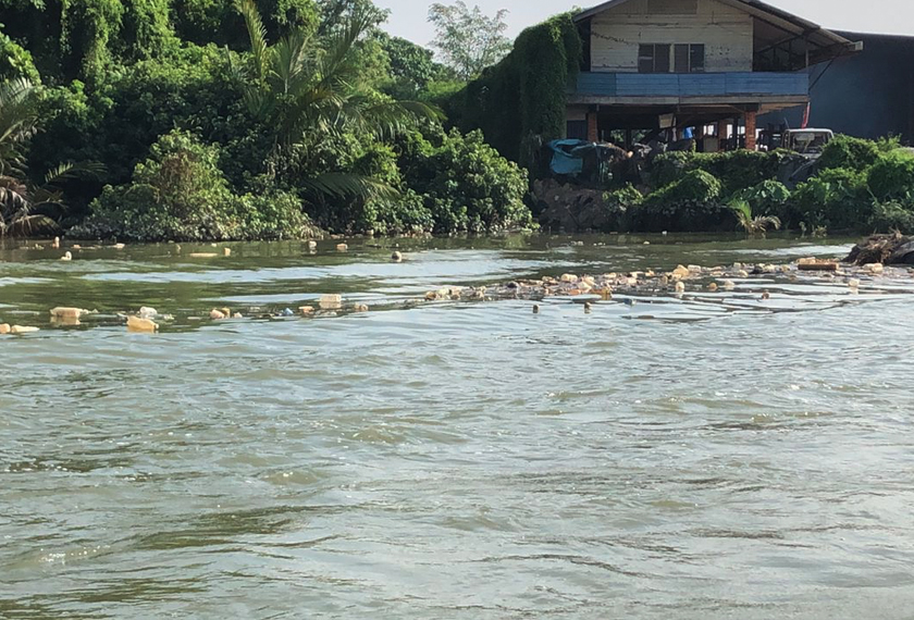 Sampah yang terapung turut mengundang bahaya kepada enjin bot nelayan menggunakan Sungai Klang. Gambar: Astro AWANI