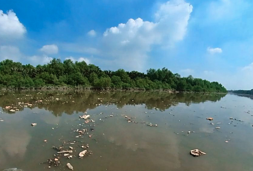 Kelihatan sampah terapung di Sungai Klang sepanjang perjalanan kami. Gambar: Astro AWANI