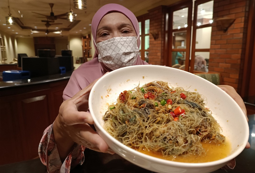 Raja Rusmin Raja Mahmud berkata, kerabu sare sebetulnya sangat terkenal dan digemari oleh warga emas di Kelantan. - Gambar Astro AWANI