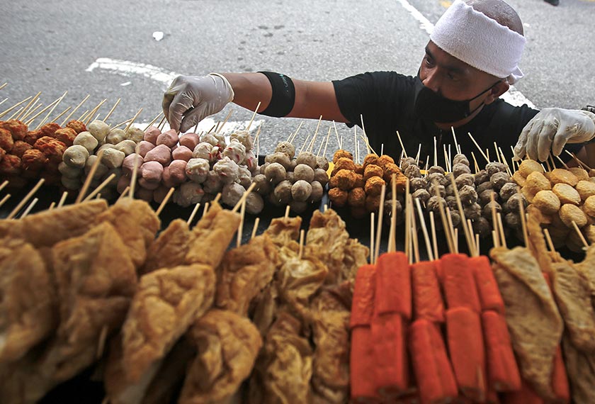 Elak makan berlebihan dan ambil peluang berpuasa pada bulan Ramadan ini sebagai satu latihan mengamalkan diet yang seimbang serta menurunkan berat badan. - Gambar hiasan/BERNAMA