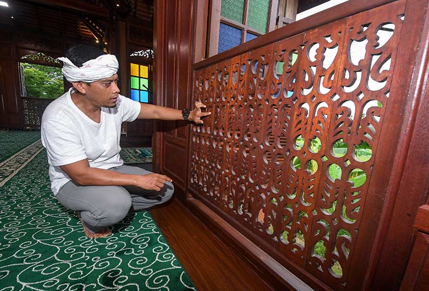 Pemilik Masjid Iktikaf Ibadul Rahman, Mohd Arpi Arifin menunjukkan sebahagian ukiran seni bina negeri Cik Siti Wan Kembang yang terdapat pada masjid berkenaan. - Gambar BERNAMA