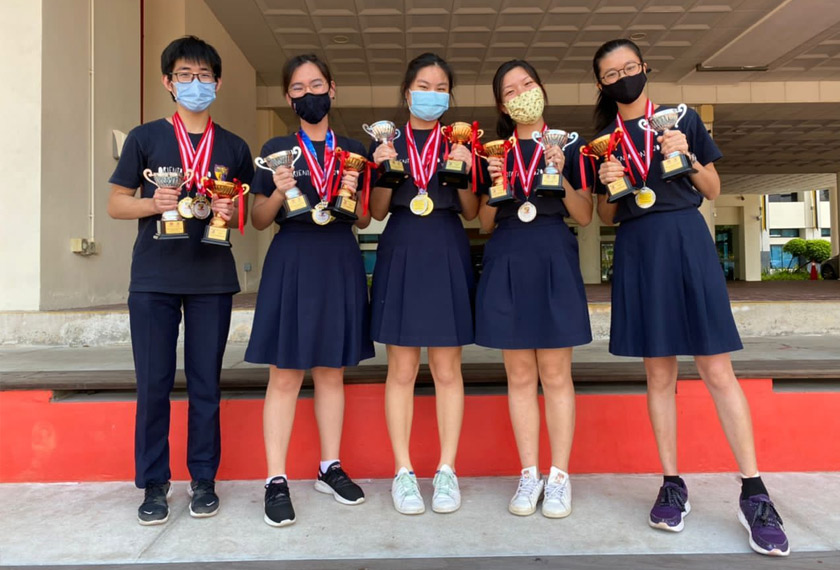 Pic 1: Alyssa (kedua kiri) merakamkan gambar kenang-kenangan bersama pasukan debat ACJC sebagai pasukan separuh akhir Piala Thoburn 2020