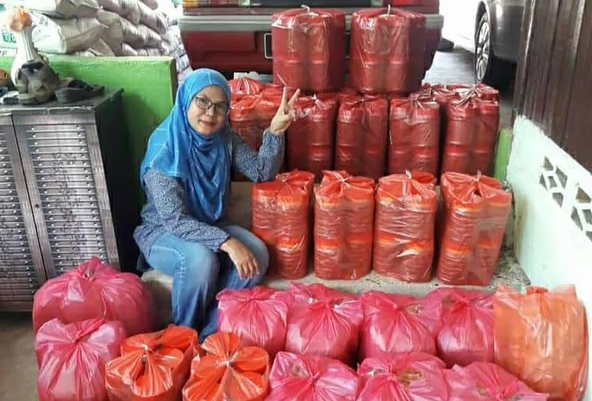 Biarpun harga kuih raya naik namun produk jualan Norain Md Zain tetap mendapat sambutan daripada orang ramai. - Astro AWANI