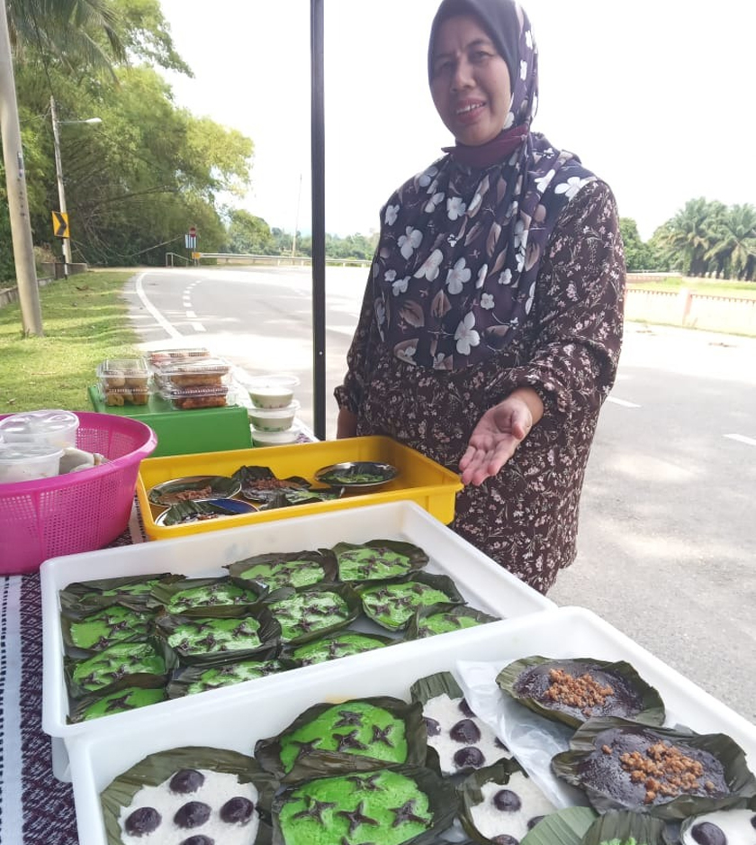 Kuih tiga beradik hasil air tangan Rogayah Chik atau lebih dikenali sebagai Mokyoh sentiasa mendapat sambutan daripada orang ramai. - Gambar Astro AWANI
