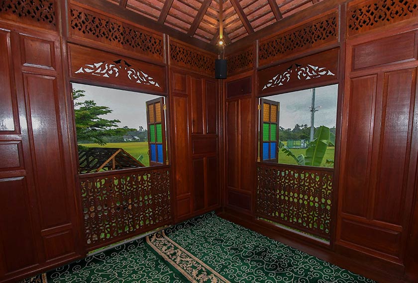 Salah satu sudut ruang dalaman Masjid Iktikaf Ibadul Rahman di Kampung Belukar, Wakaf Bharu. - Gambar BERNAMA