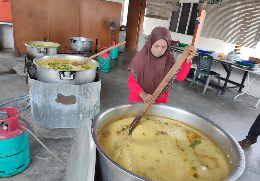 Setiap hari sepanjang bulan Ramadan, Sakinah Bee akan memasak 30 kilogram beras (bersamaan tiga periuk besar) dan mengambil masa kira-kira tiga jam untuk menyiapkan Nombu Kanji. - Gambar Astro AWANI  