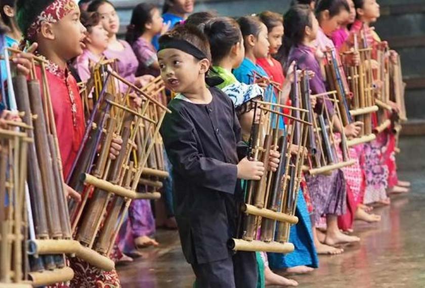 Angklung dan Gamelan menghubungkan kita ke seluruh Asia Tenggara.