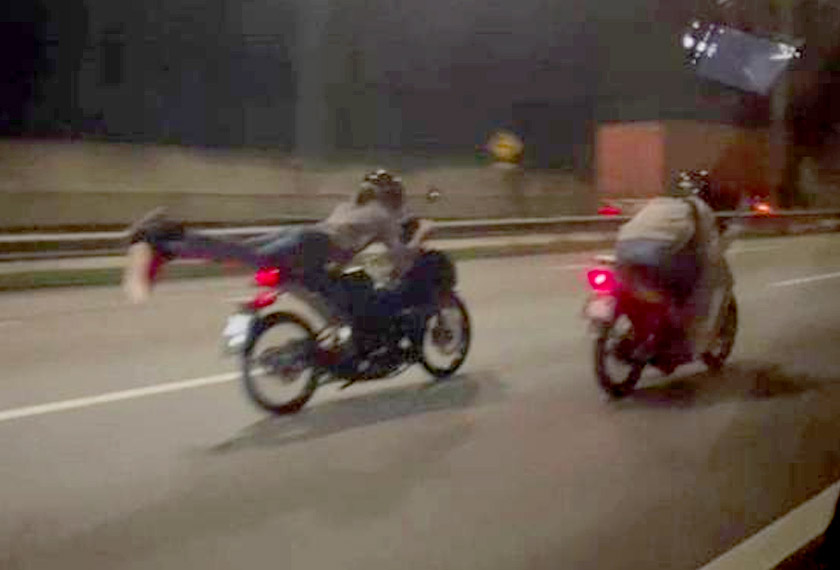 Antara aksi berbahaya dilakukan sekumpulan penunggang motosikal.  - Foto Sinar Harian